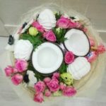 Букет с половинками кокосов, розами и сладостями